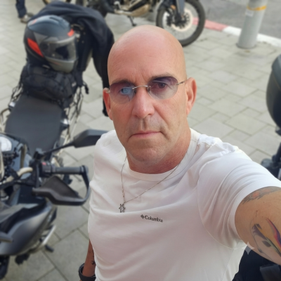 שותפה לריקוד סלסה במרכז